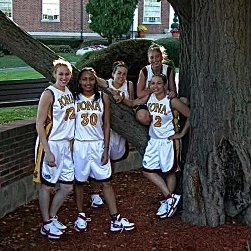 Jen Ritz and the women's basketball team by the Ginkgo Tree.