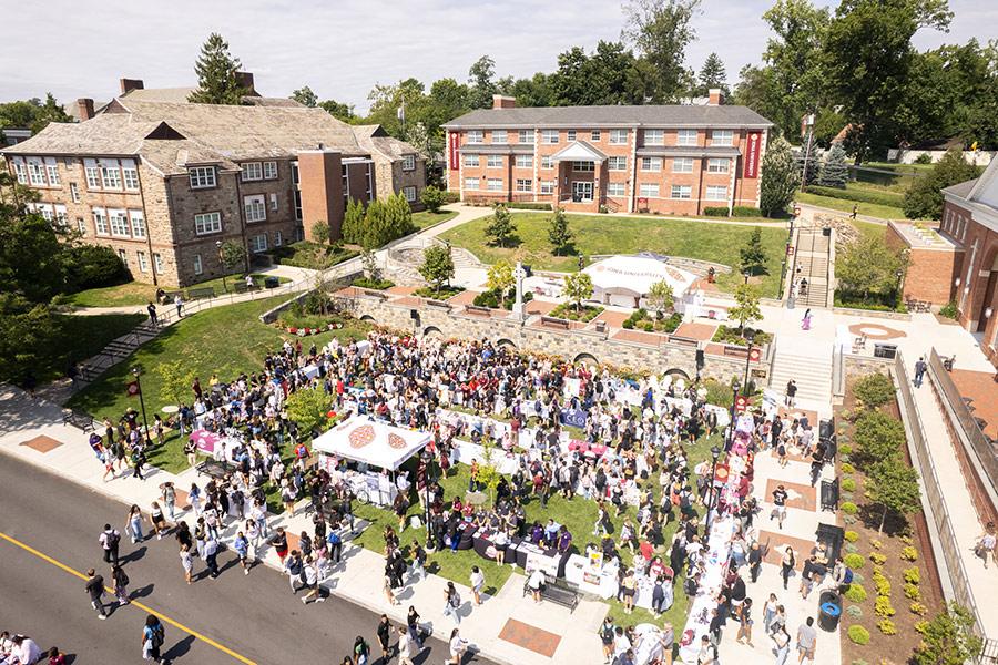 The Murphy Green full of students for Involvement Fair.