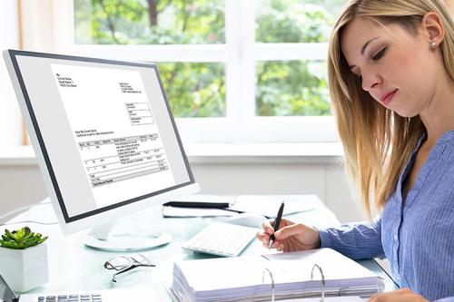 A student studies online at home.