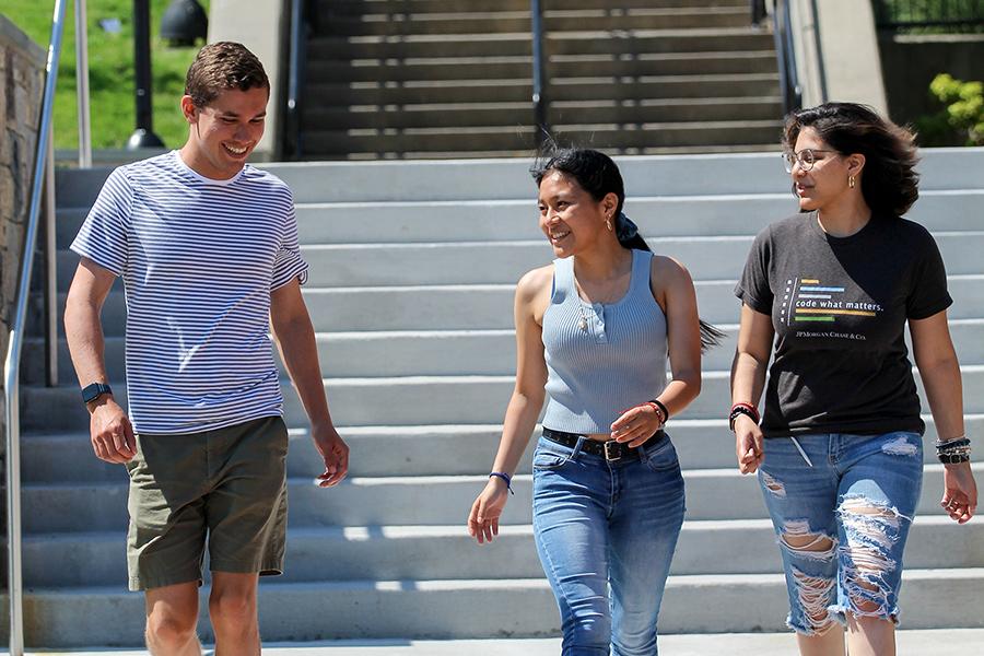 Students walking on campus near the Murphy Green.